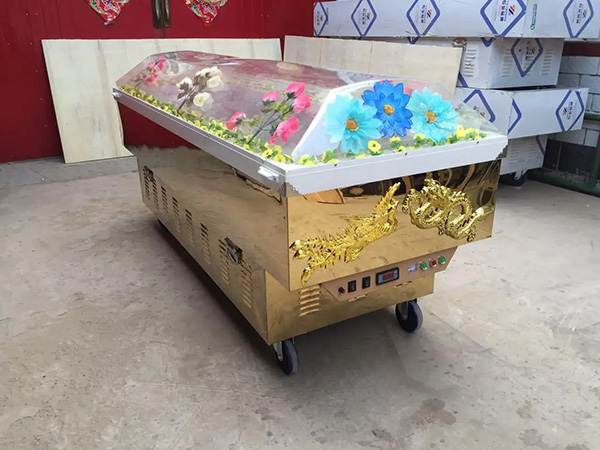 水晶冰棺是停放期间为防止腐烂而制作的具有冷冻装置的棺材